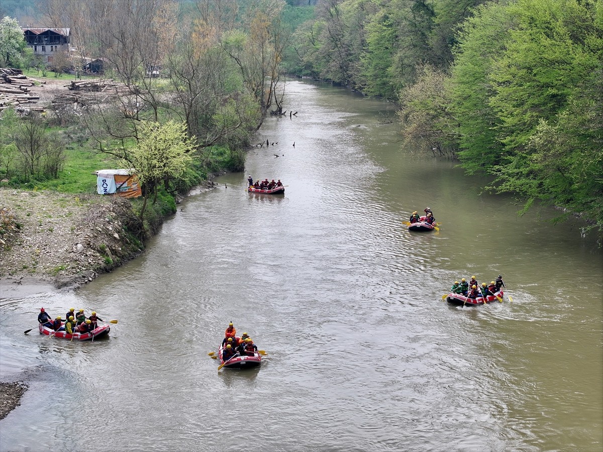 Türkiye'nin en önemli rafting parkurlarından Düzce'nin Cumayeri ilçesinden geçen Melen Çayı'nda...