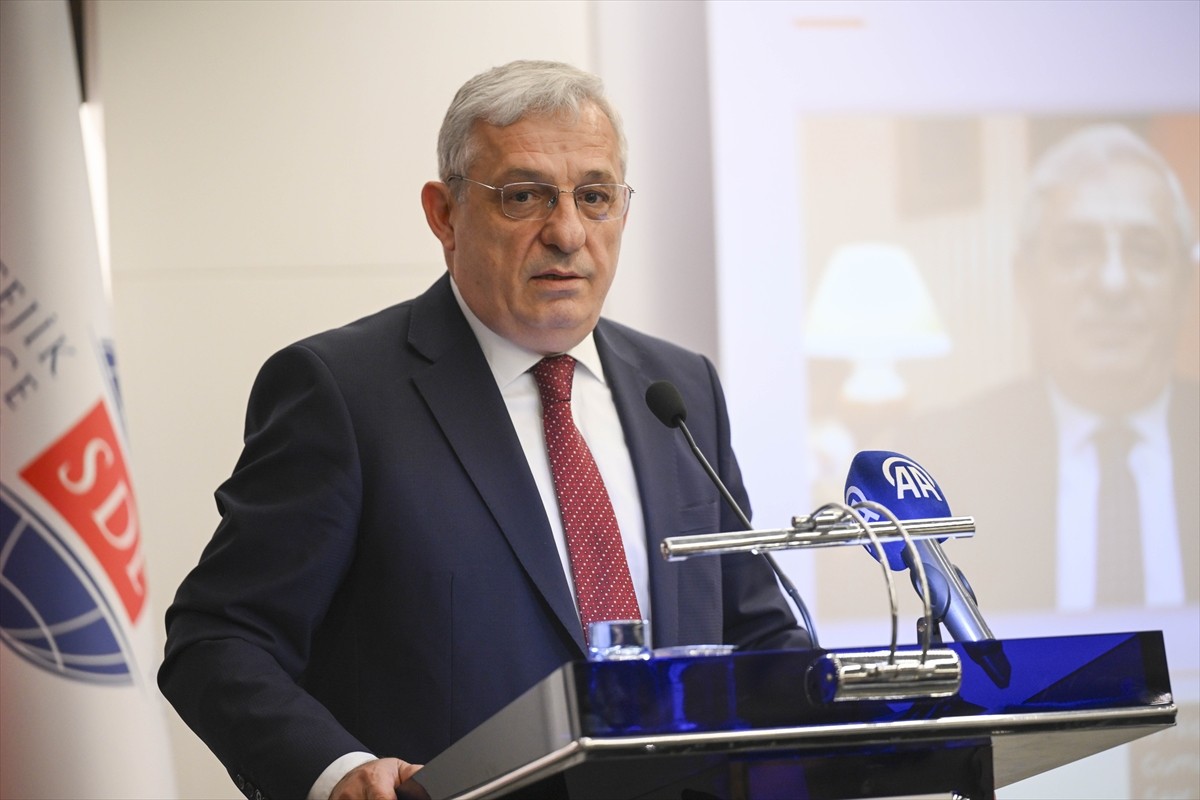 Türkiye'nin eski Pekin Büyükelçisi İsmail Hakkı Musa (sağ 2), Stratejik Düşünce Enstitüsü'nde...