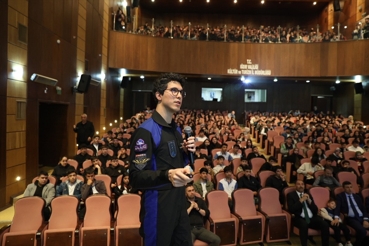 Türkiye'nin ikinci astronotu Tuva Cihangir Atasever, Iğdır'da öğrencilerle bir araya geldi.