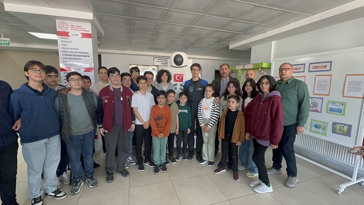 Türkiye'nin ikinci astronotu Tuva Cihangir Atasever, Iğdır Bilim ve Sanat Merkezi (BİLSEM)...