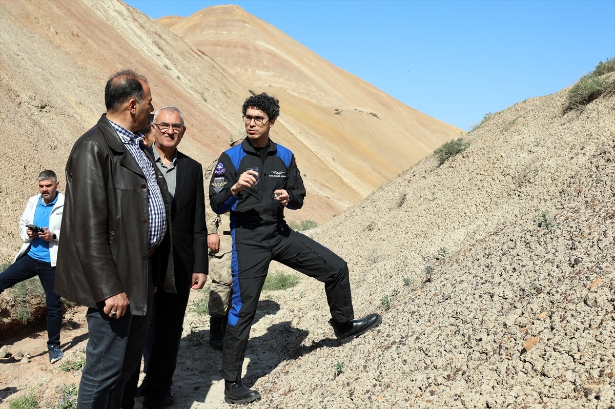 Türkiye'nin ikinci astronotu Tuva Cihangir Atasever, öğrencilerle buluşma programı için geldiği...