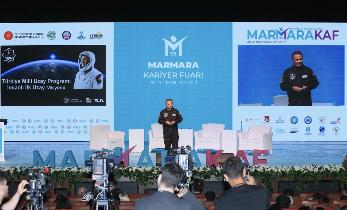 Türkiye'nin ilk astronotu Alper Gezeravcı, Marmara Kariyer Fuarı'nda (MARMARAKAF) öğrencilerle bir...