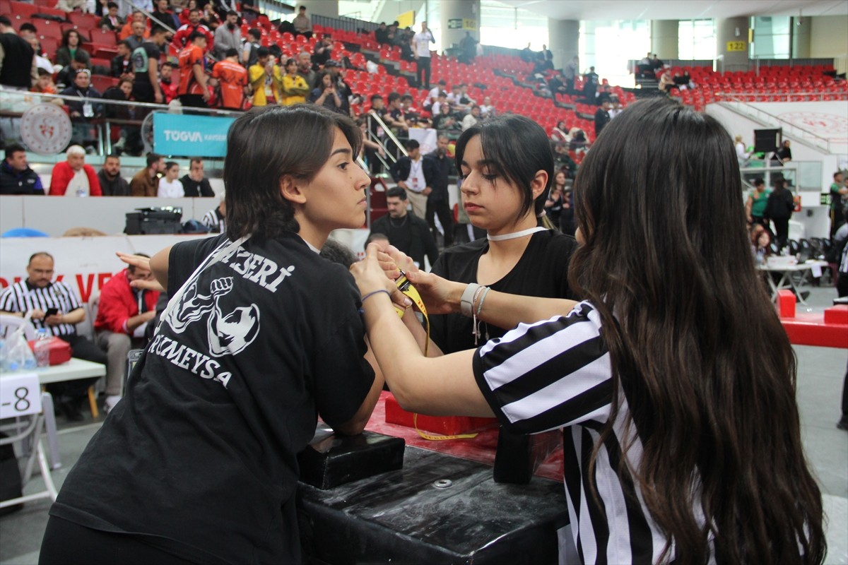 Türkiye Bilek Güreşi Şampiyonası, 64 ilden 911 sporcunun katılımıyla Kayseri'de yapıldı.