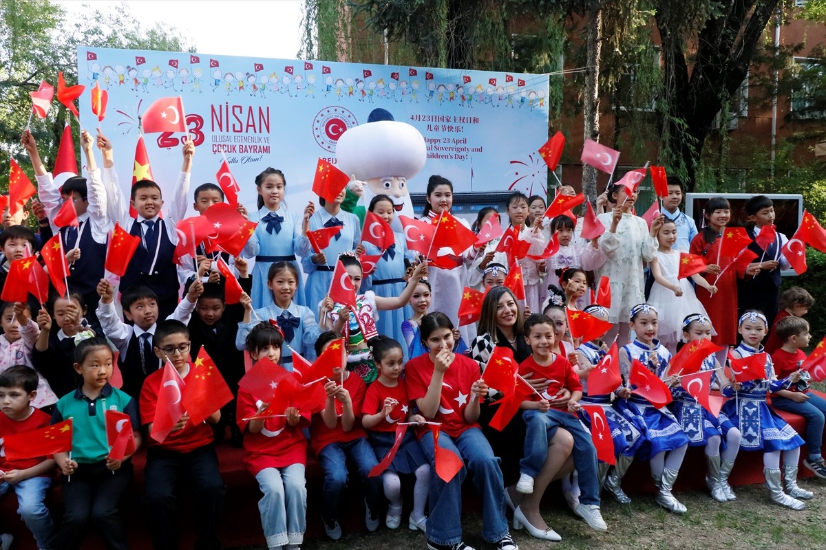 Türkiye Cumhuriyeti'nin kurucusu Gazi Mustafa Kemal Atatürk'ün dünya çocuklarına armağan ettiği 23...