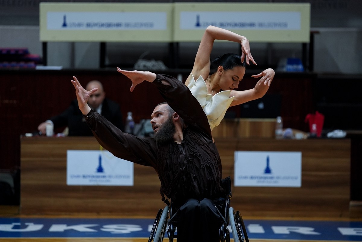 Türkiye Dans Sporları Federasyonu tarafından düzenlenen Para Dans Türkiye Şampiyonası, 5 şehirden...