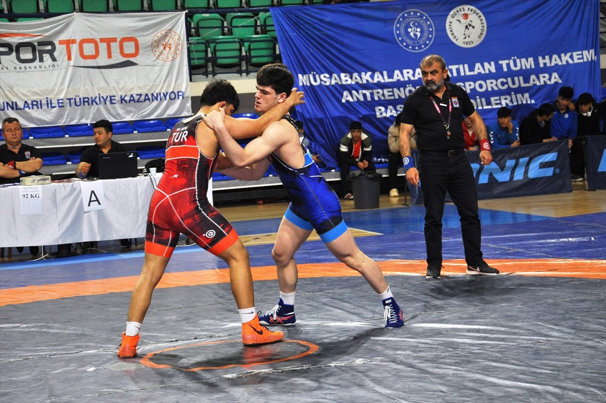 Türkiye Güreş Federasyonu tarafından düzenlenen 17 Yaş Altı Türkiye Güreş Şampiyonası, Kütahya'da...