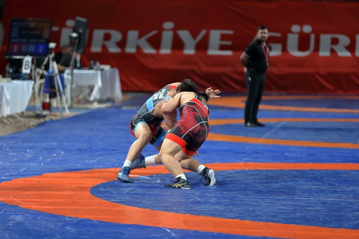 Türkiye Güreş Federasyonu tarafından düzenlenen 20 Yaş Altı Türkiye Şampiyonası, Çorum'da başladı....