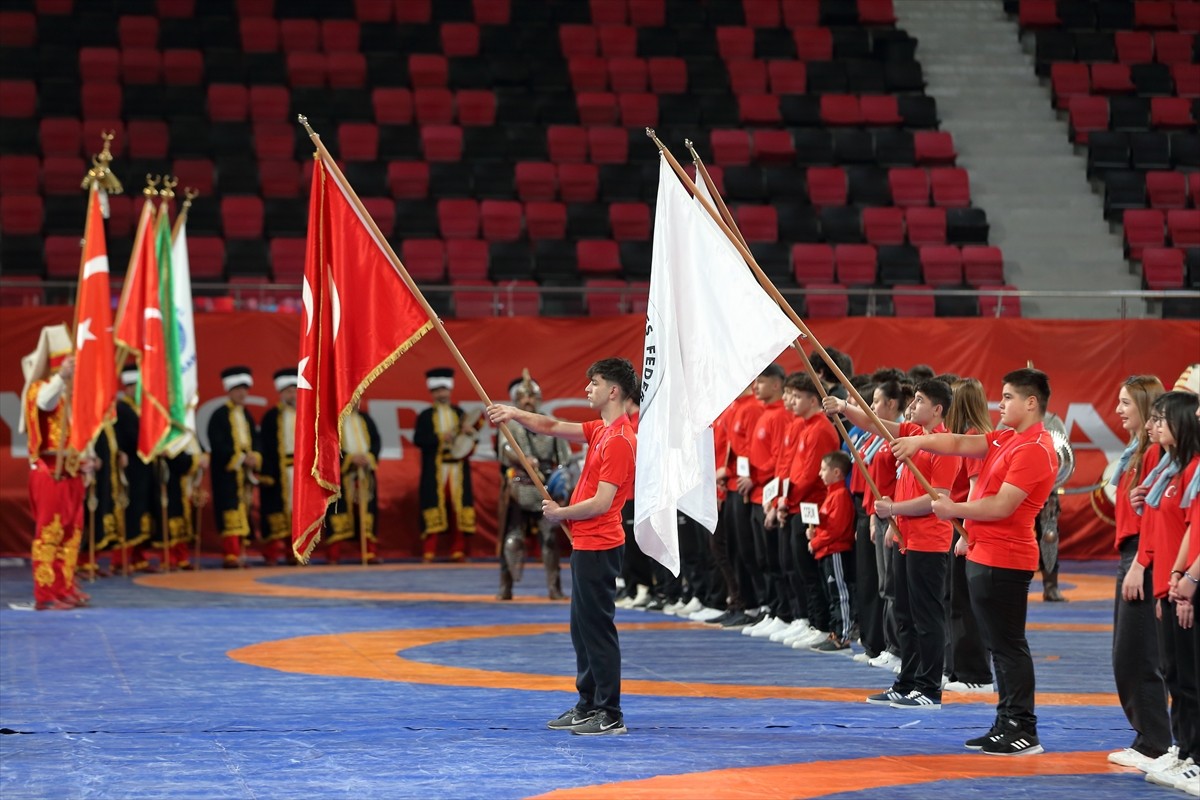 Türkiye Güreş Federasyonu tarafından düzenlenen 20 Yaş Altı Türkiye Şampiyonası, Çorum'da devam...