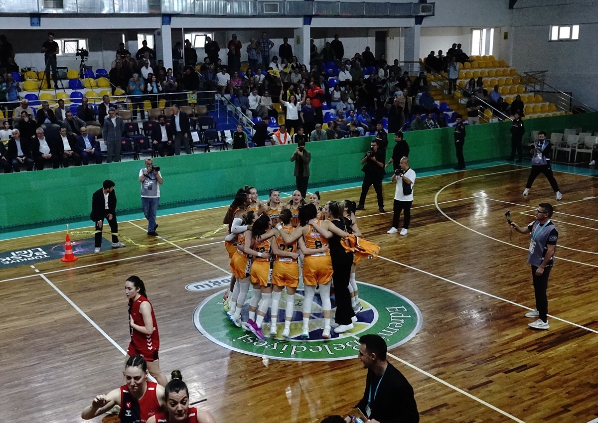 Türkiye Kadınlar Basketbol Ligi'nin 29. hafta mücadelesinde Güre Atatürk Spor Salonu'nda...