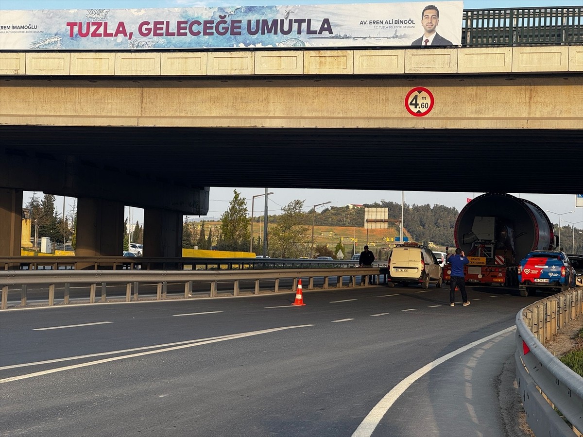 Tuzla'da köprülü kavşaktaki güçlendirme çalışmaları nedeniyle D-100 kara yolu ile yan yol, Ankara...