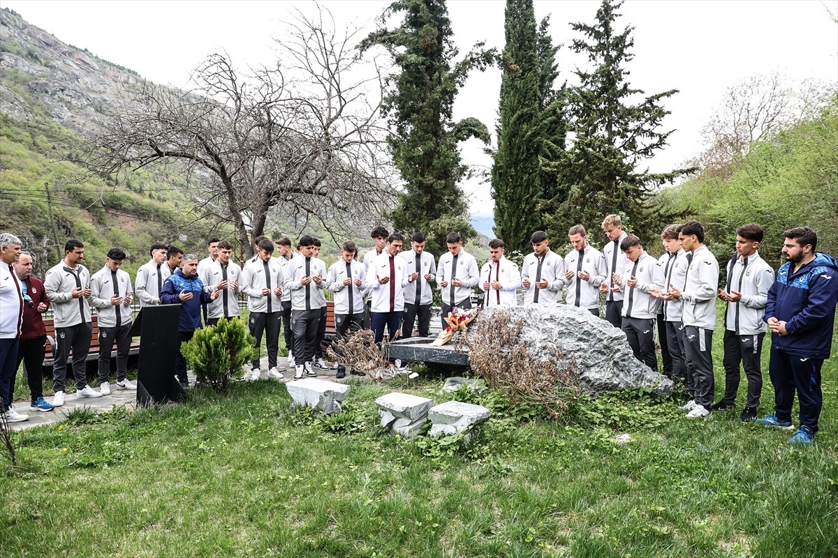 UEFA Gençlik Ligi'nde İtalya temsilcisi Inter'i eleyerek adını yarı finale yazdırma başarısı...