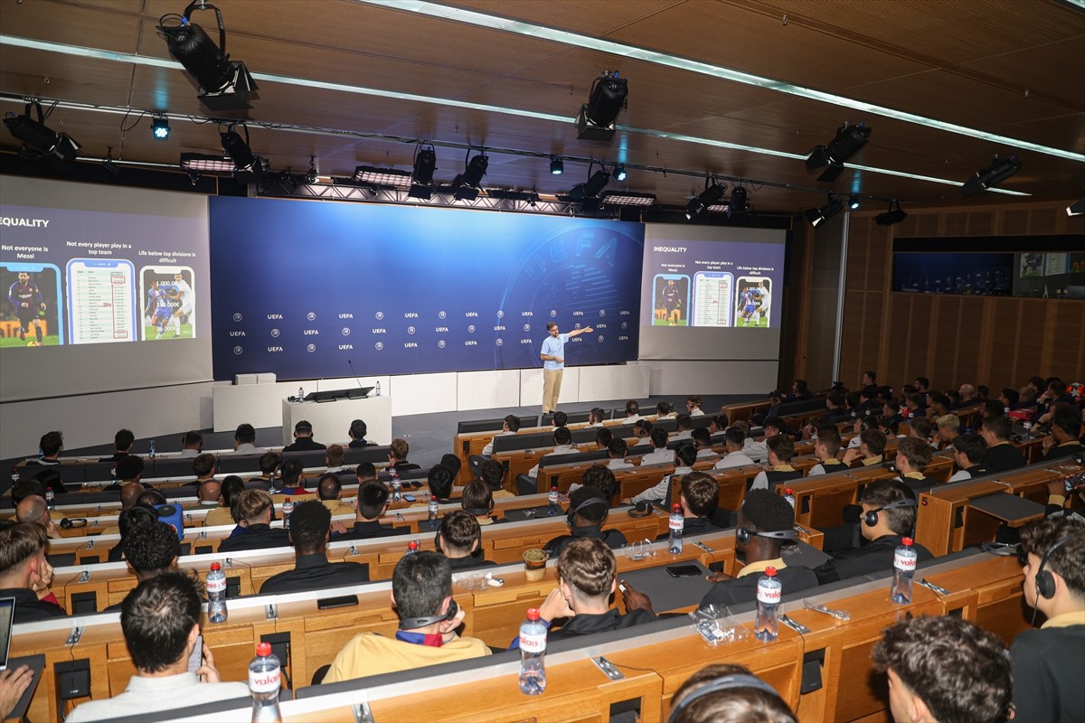 UEFA, Gençlik Ligi'nde yarı final oynayan futbolcular için kariyer eğitimi organize etti....