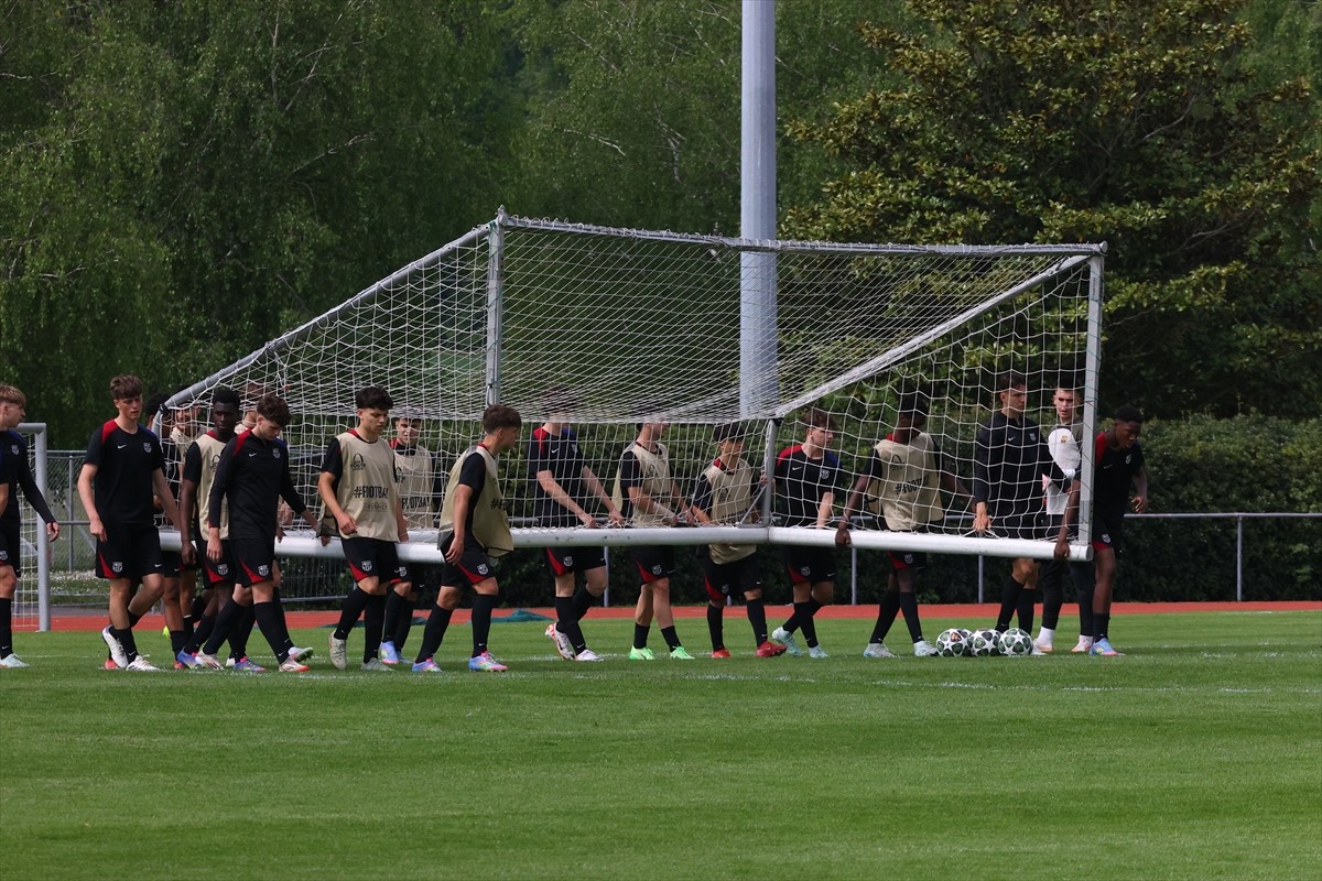 UEFA Gençlik Ligi finalinde yarın Trabzonspor ile karşılaşacak Barcelona, maçın hazırlıklarını...