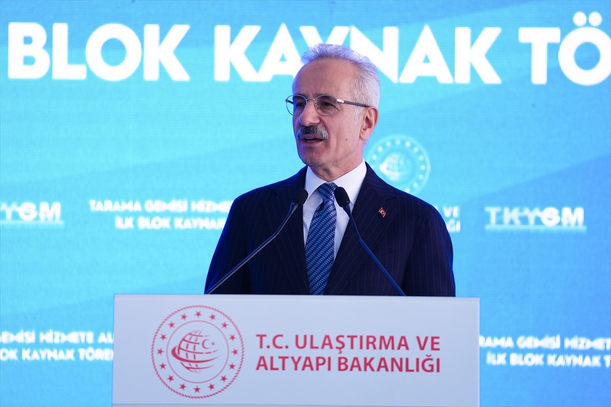 Ulaştırma ve Altyapı Bakanı Abdulkadir Uraloğlu,  İstanbul Denizdibi Tarama Başmühendisliği'nde...