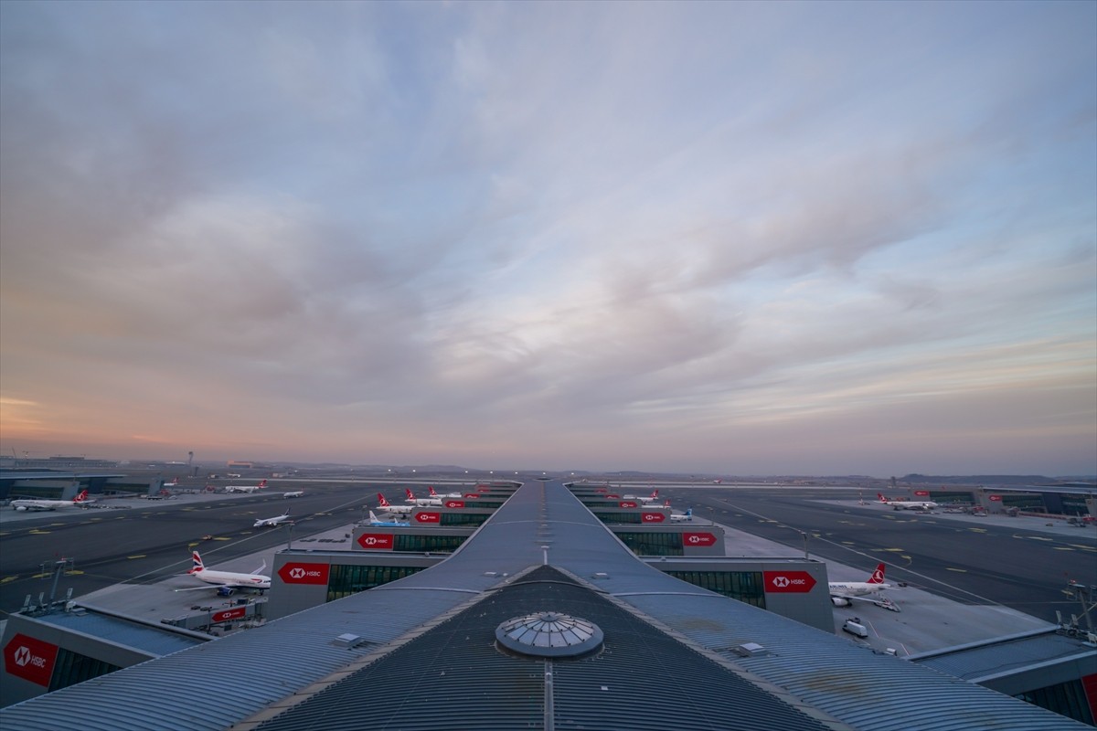 Ulaştırma ve Altyapı Bakanı Abdulkadir Uraloğlu, İstanbul Havalimanı'ndan "eş zamanlı üçlü...
