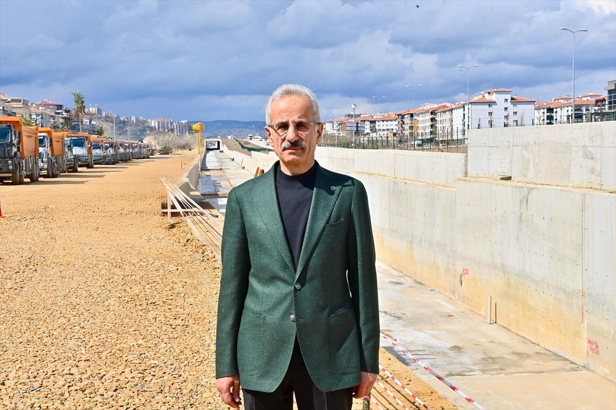 Ulaştırma ve Altyapı Bakanı Abdulkadir Uraloğlu, yapım çalışmaları devam eden Sincan Organize...
