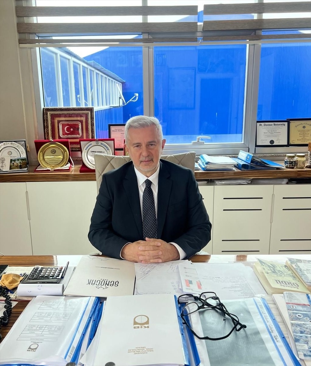 Ulusal Fındık Konseyi (UFK) Başkanı Cem Şenocak, zirai dona karşı üreticilerin bahçelerinde...