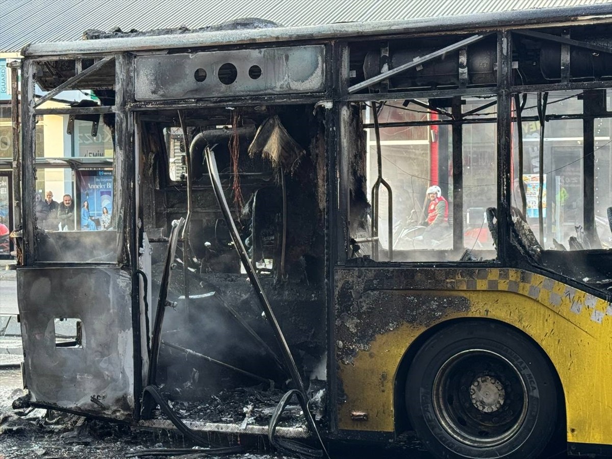 Ümraniye'de İETT otobüsünde çıkan yangın itfaiye ekiplerince söndürüldü.