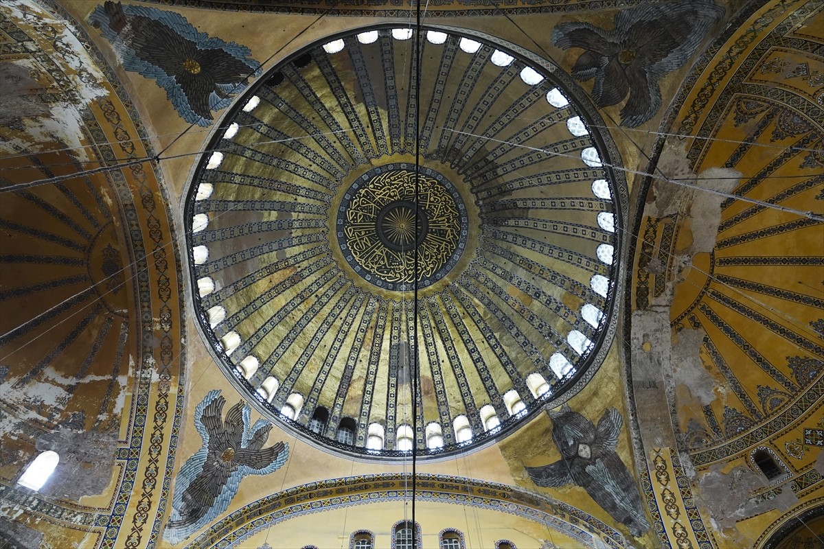 UNESCO Dünya Mirası Listesi'ne kayıtlı 1486 yıllık Ayasofya-i Kebir Cami-i Şerifi'nde bütünsel...