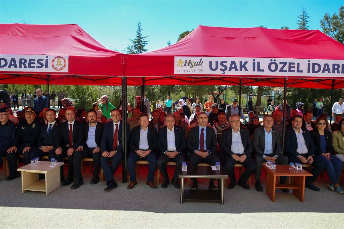 Uşak'ta hayırseverler tarafından yaptırılan 8 derslikli ortaokulun temeli atıldı.