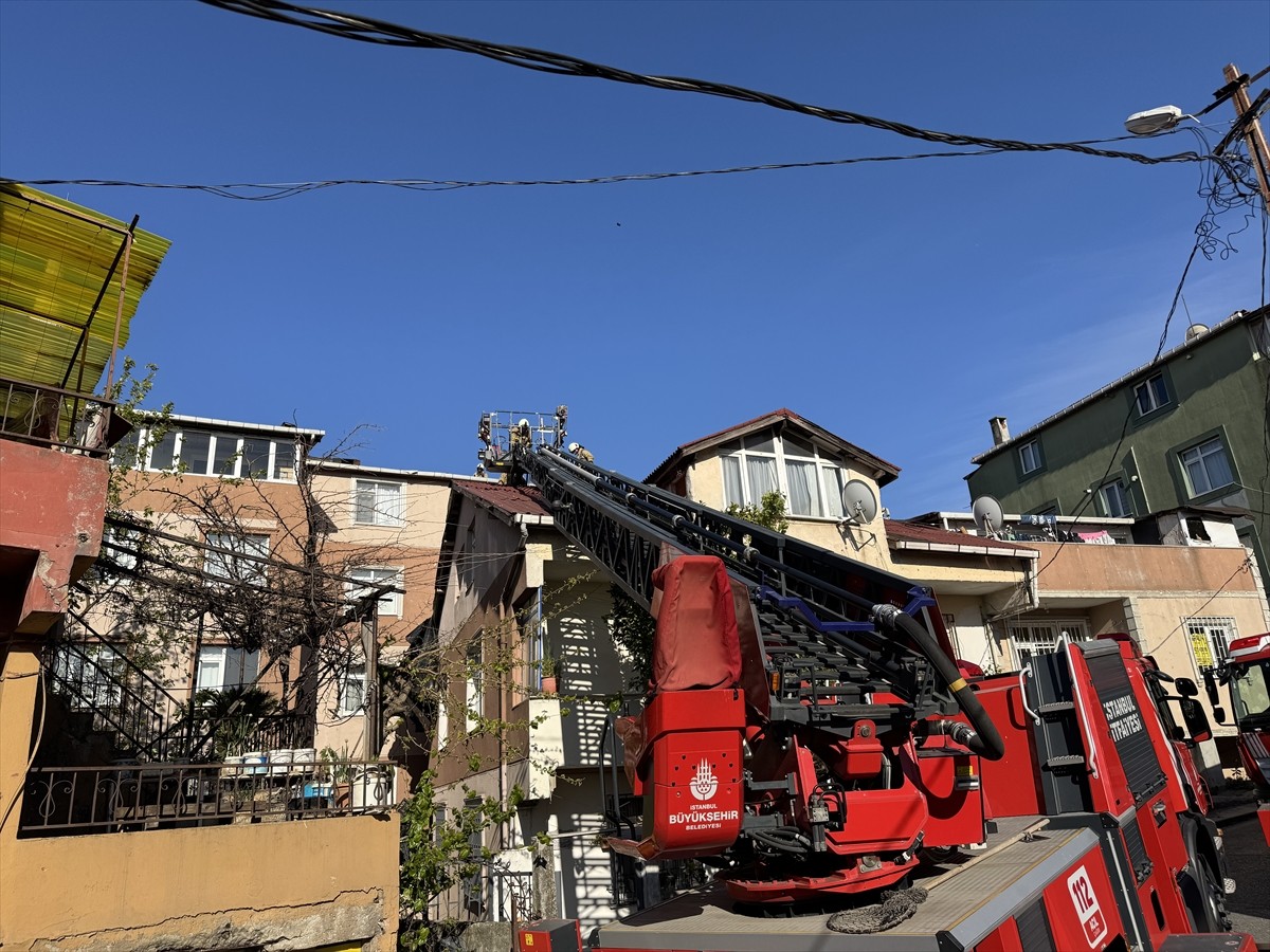 Üsküdar'da şiddetli rüzgar nedeniyle 6 katlı binanın çatısı uçtu. Haber verilmesi üzerine olay...