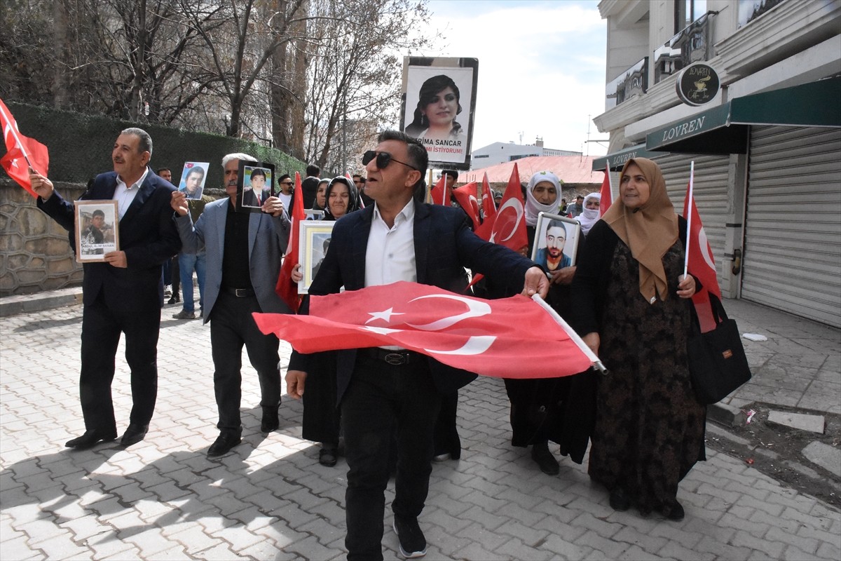 Van'da çocukları terör örgütü PKK tarafından dağa kaçırılan aileler, DEM Parti İl Başkanlığı...