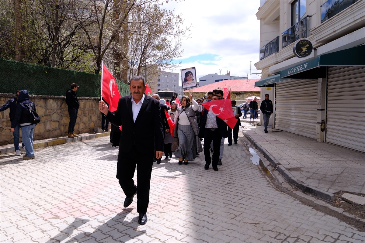 Van'da çocukları terör örgütü PKK tarafından dağa kaçırılan aileler, DEM Parti İl Başkanlığı...