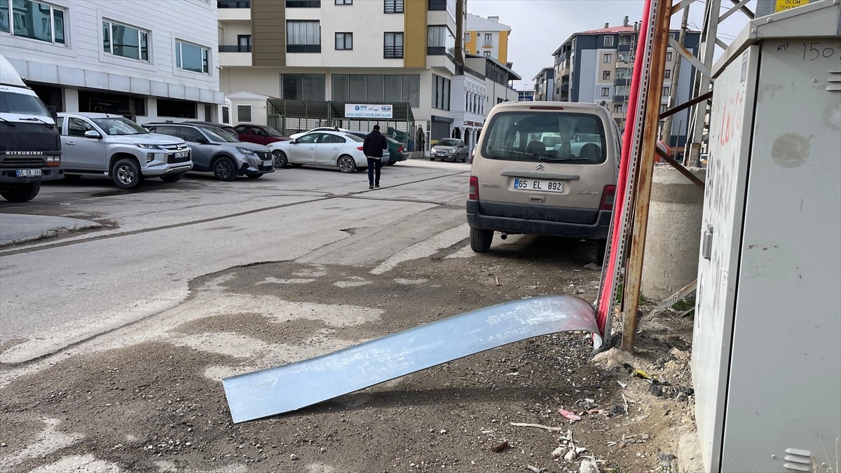 Van'da etkili olan şiddetli rüzgar, bazı binaların çatılarına zarar verdi.