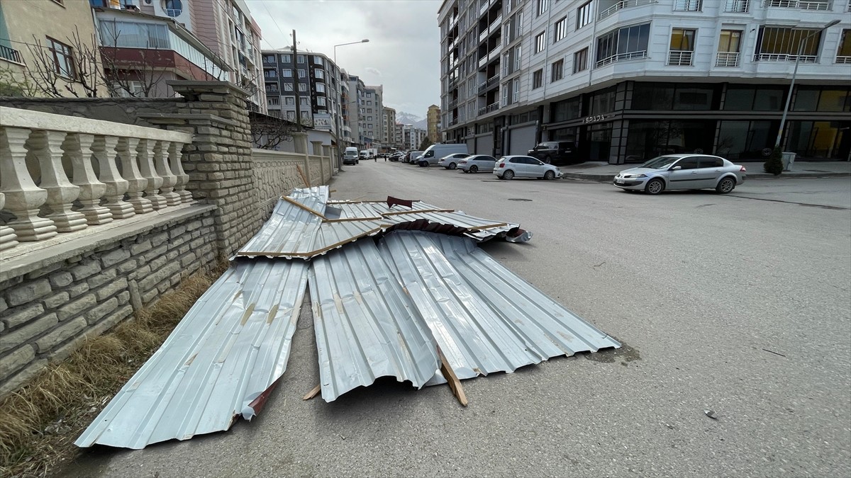 Van'da etkili olan şiddetli rüzgar, bazı binaların çatılarına zarar verdi.