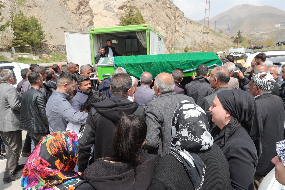 Van'da minibüsle kapalı kasa kamyonetin çarpıştığı kazada hayatını kaybeden 8 kişiden 5'inin...