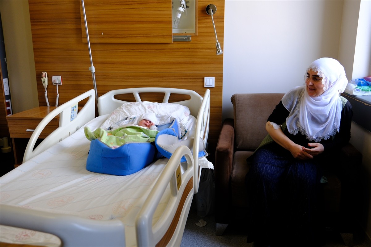 Van'ın Çatak ilçesinde rahatsızlanan hamile kadın ve karnındaki bebeği, doktorların erken...