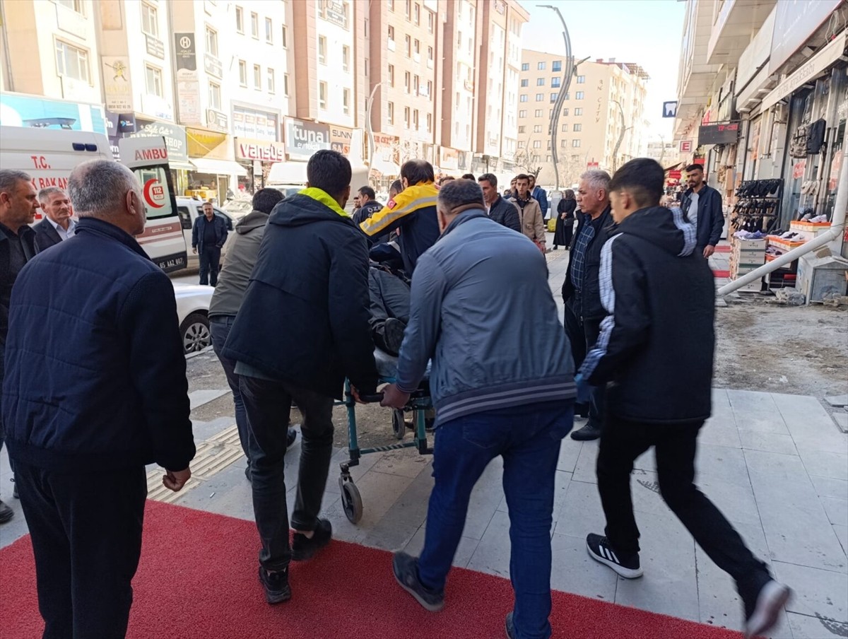 Van'ın İpekyolu ilçesinde giyim mağazasına düzenlenen silahlı saldırıda 1 kişi öldü, 4 kişi de...
