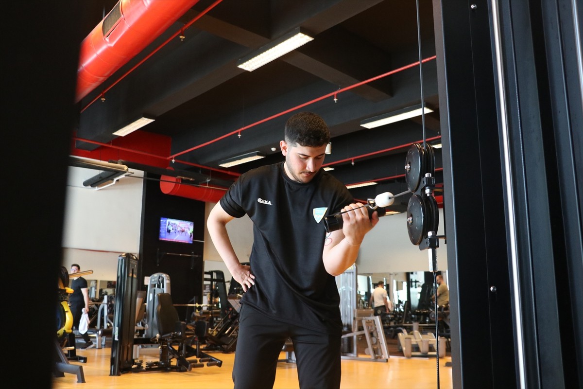 Vücut geliştirme sporcusu ağabeyini yenerek bilek güreşine başlayan para milli bilek güreşçi...