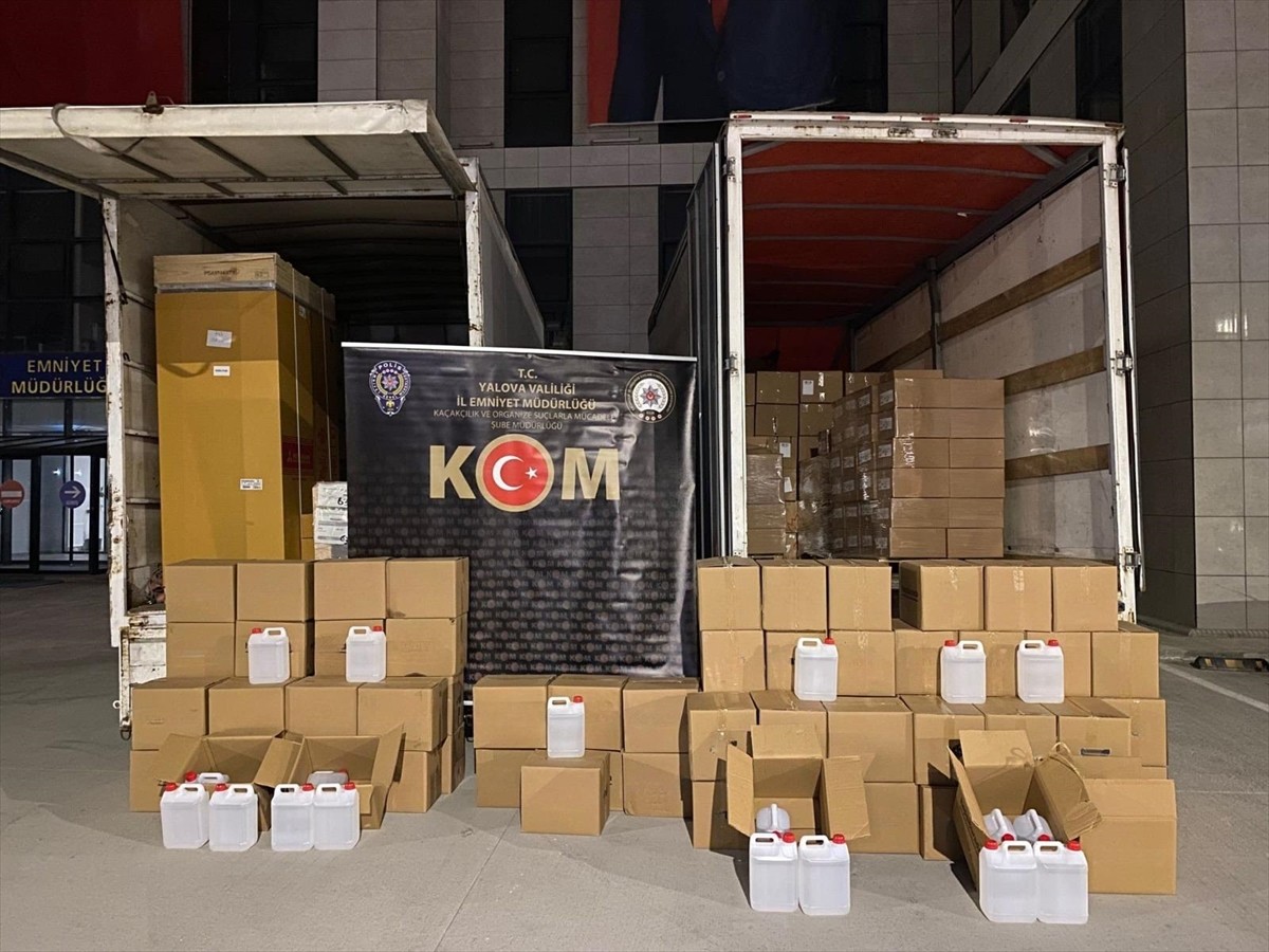 Yalova'da düzenlenen operasyonda 2 kamyonette toplam 1500 litre etil alkol ele geçirildi, 3...