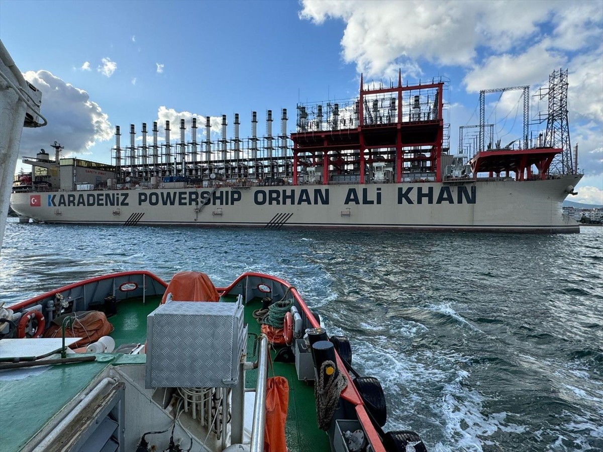 Yalova Demir Sahası'nda karaya oturan "KPS Orhan Ali Khan" isimli 289 metre uzunluğundaki enerji...