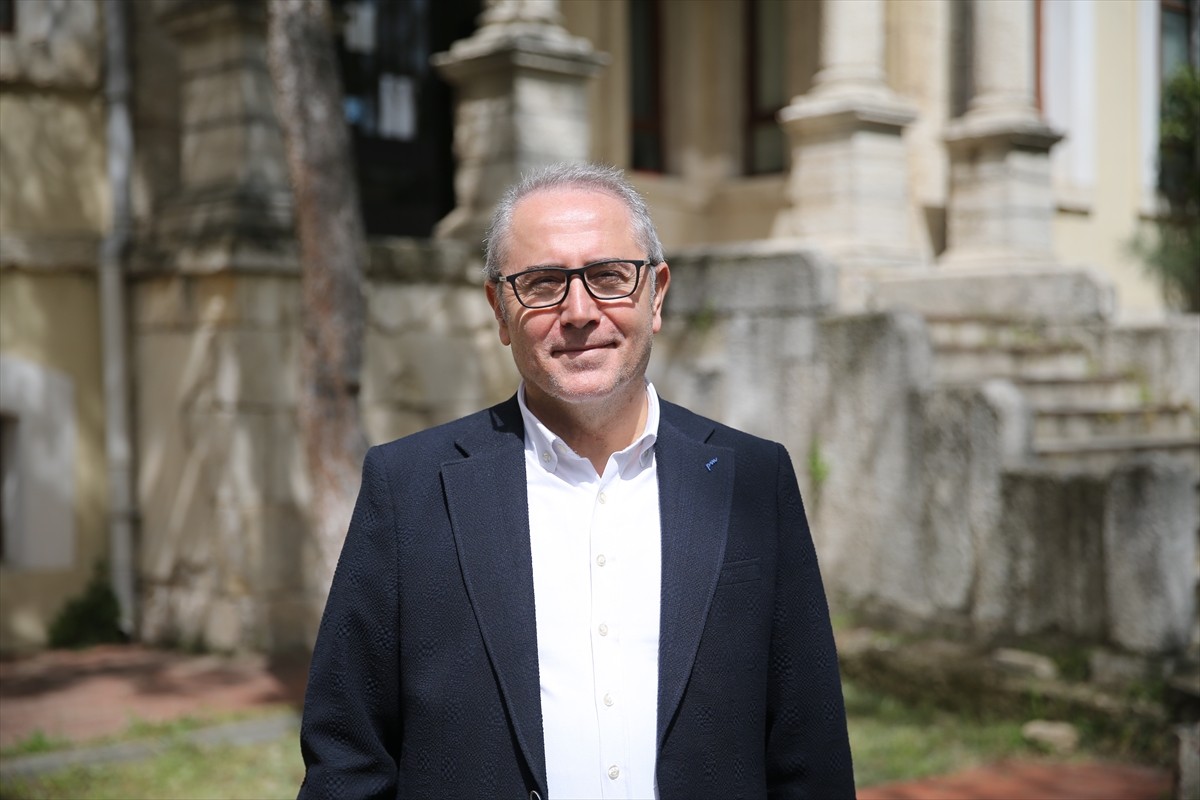 Yapay zeka teknolojileri üzerine çalışmalar yapan İstanbul Üniversitesi İktisat Fakültesi Öğretim...