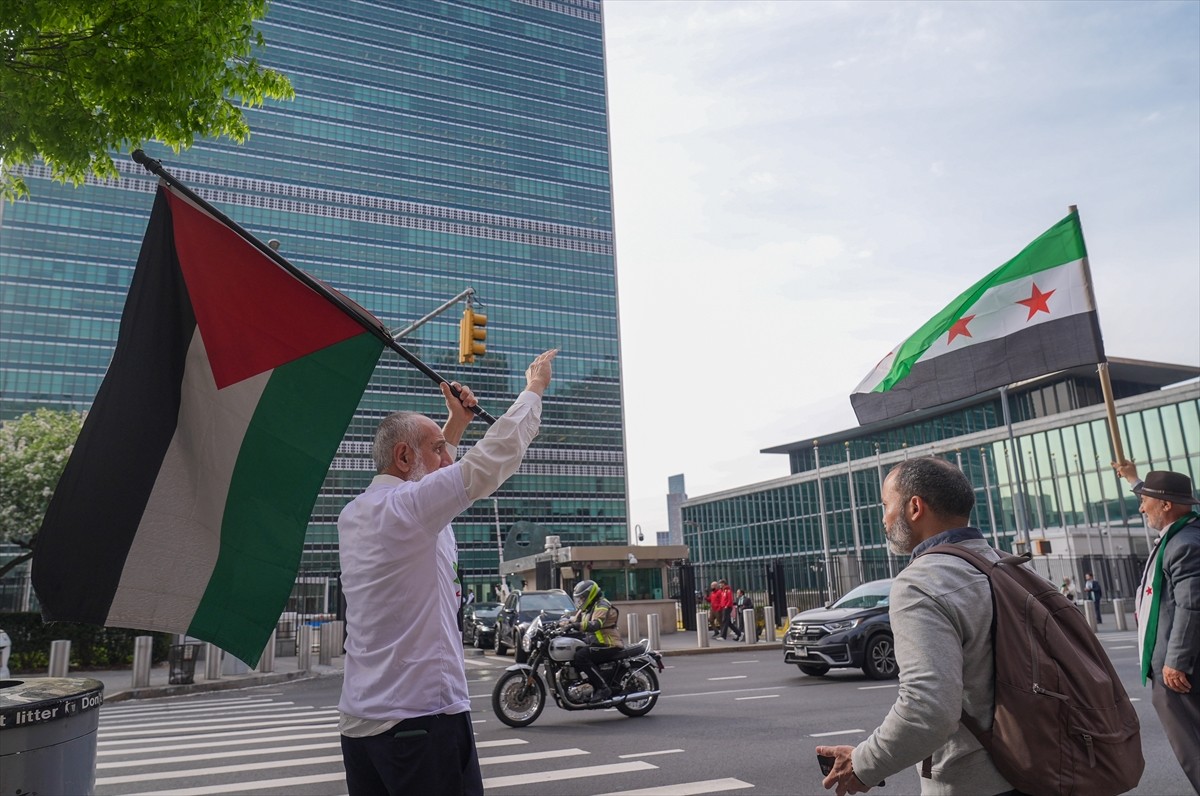 Yeni Suriye bayrağı, New York'taki Birleşmiş Milletler (BM) merkezinde üye ülkelerin bayraklarıyla...