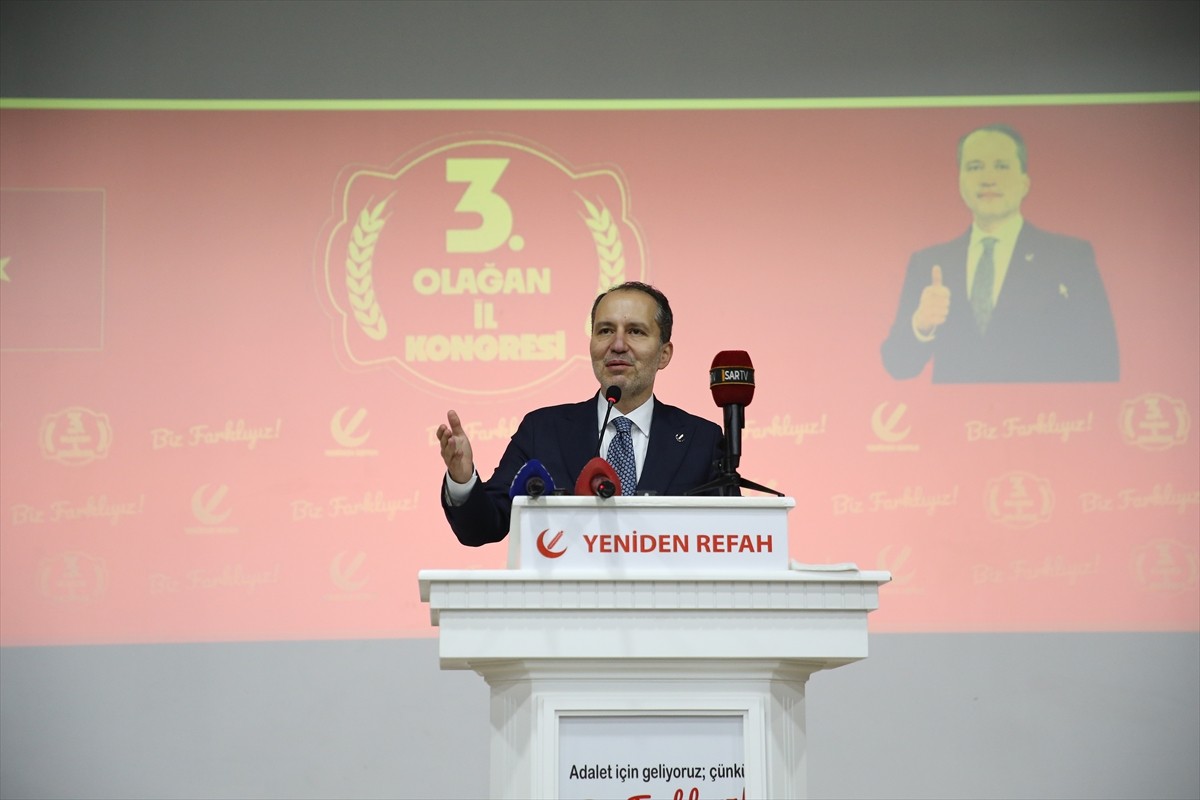 Yeniden Refah Partisi Genel Başkanı Fatih Erbakan, partisinin Bingöl 3. Olağan İl Kongresi'ne...