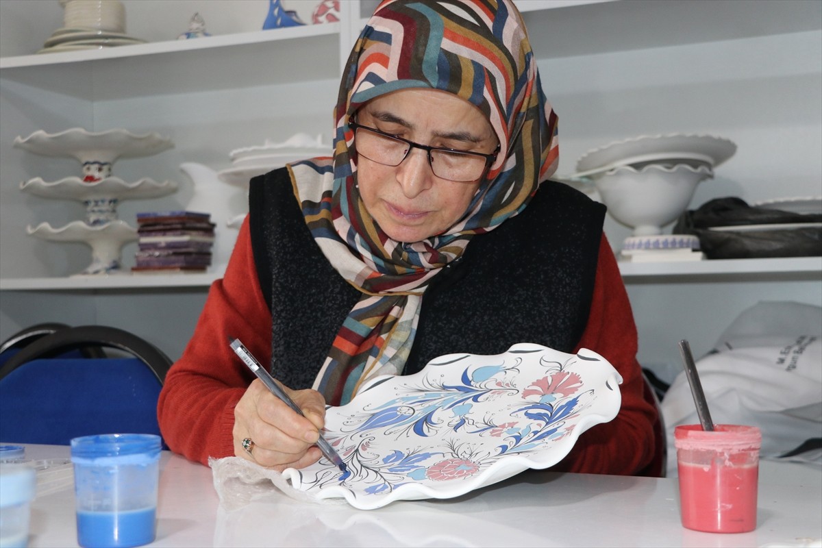 Yozgat'ın Sorgun ilçesinde belediye bünyesinde açılan meslek edindirme kurslarına katılan ev...