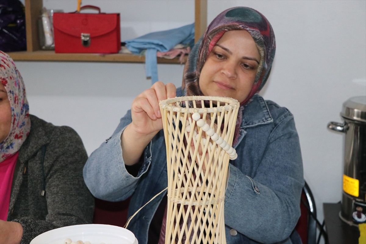 Yozgat'ın Sorgun ilçesinde belediye bünyesinde açılan meslek edindirme kurslarına katılan ev...