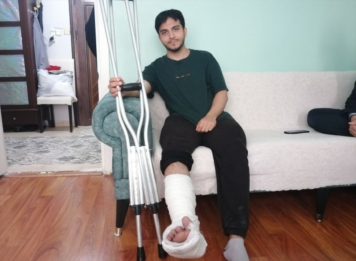 Zeytinburnu'nda, deprem sırasında evinin penceresinden park halindeki otomobilin üzerine atlayan...