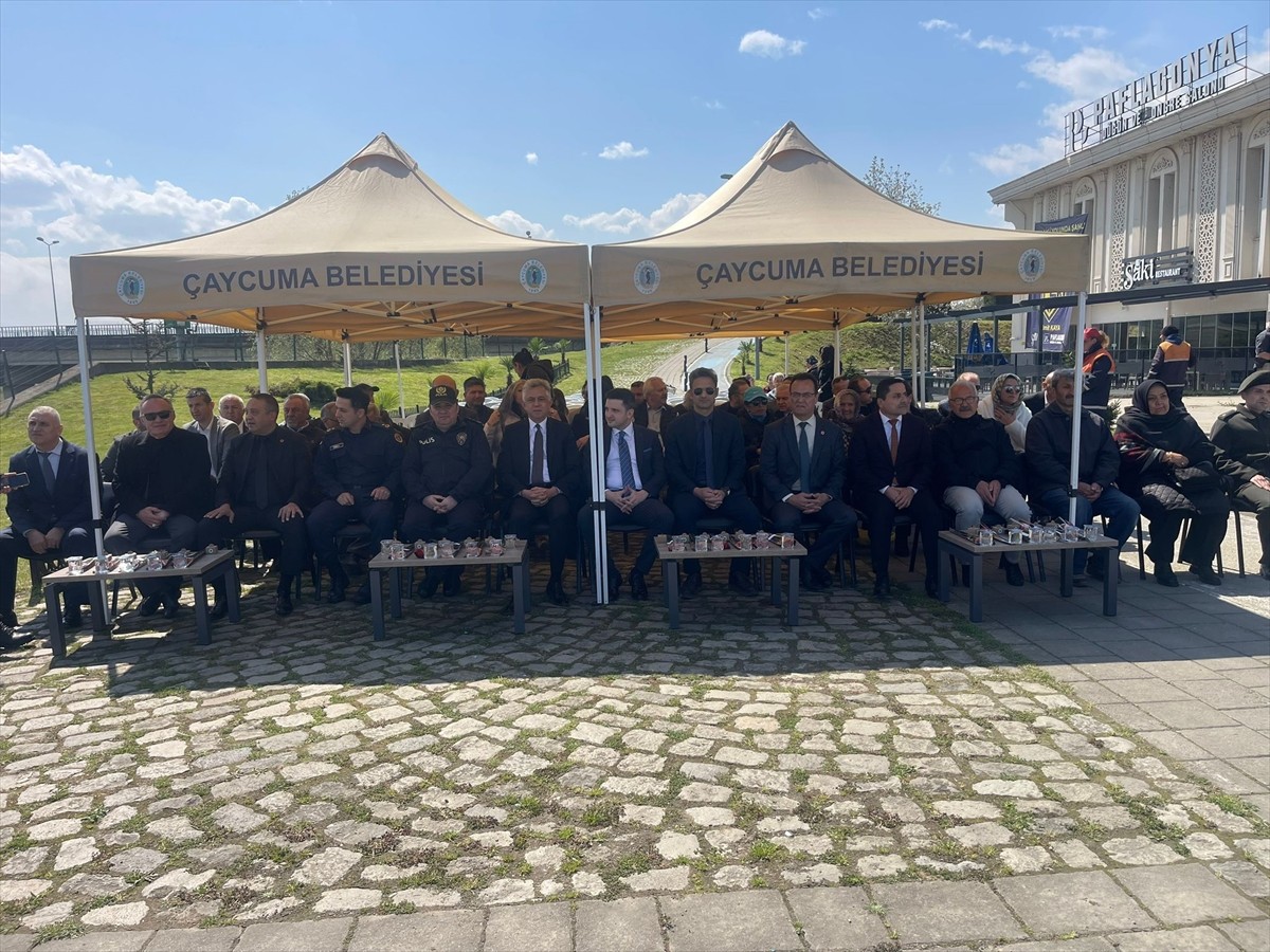 Zonguldak'ın Çaycuma ilçesinden geçen Filyos Çayı üzerindeki köprünün bir bölümünün 6 Nisan...