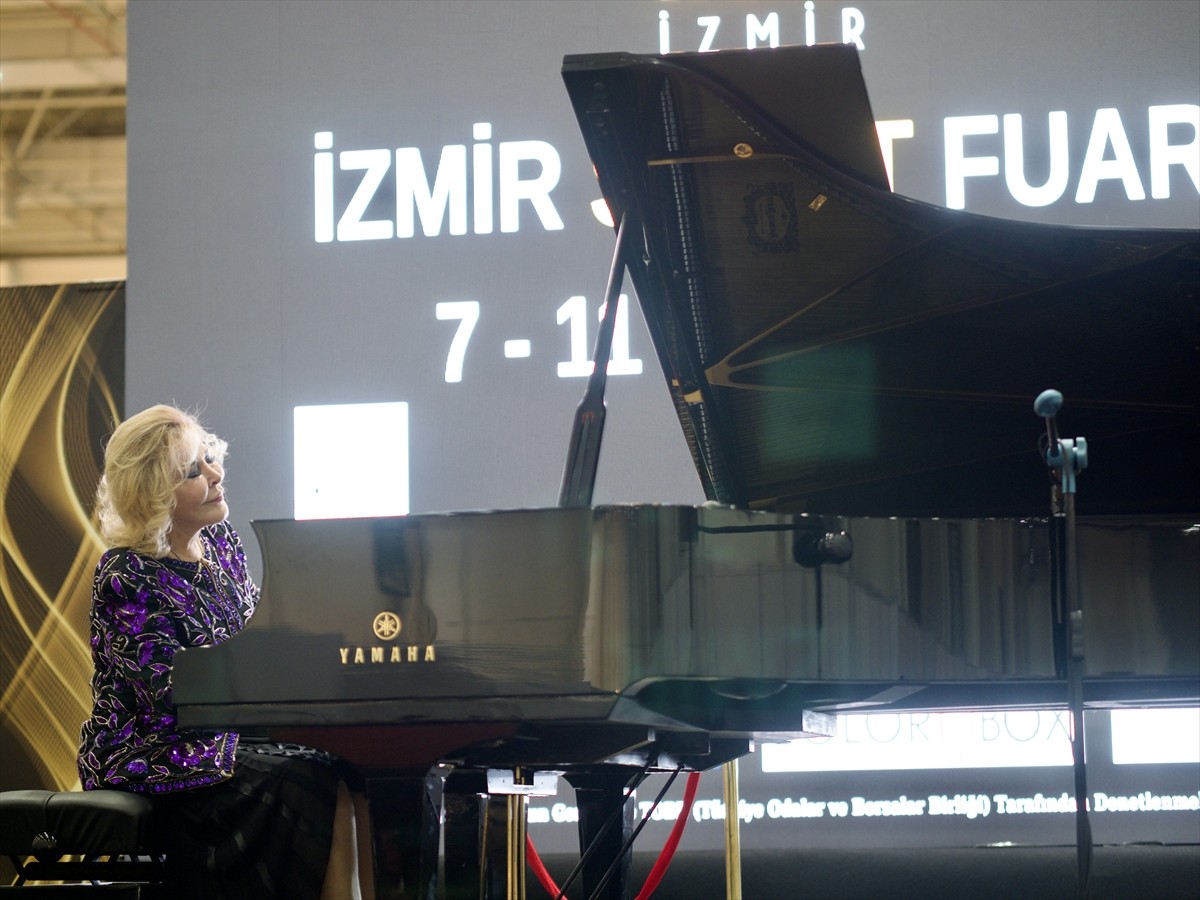 2. Uluslararası İzmir Sanat ve Antika Fuarı (İAAF İzmir) kapılarını açtı. Fuarın açılış...