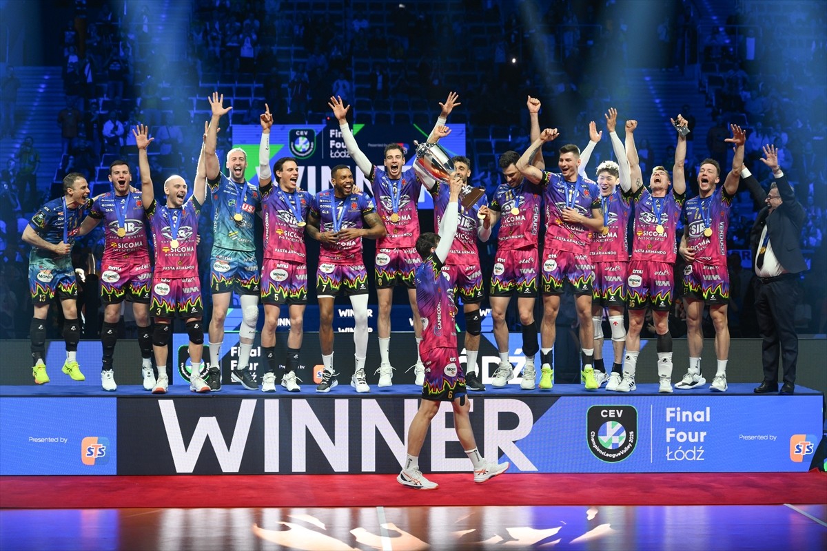 2025 CEV Erkekler Şampiyonlar Ligi'ni kazanan Sir Sicoma Monini Perugia Voleybol Takımı, kupasını...