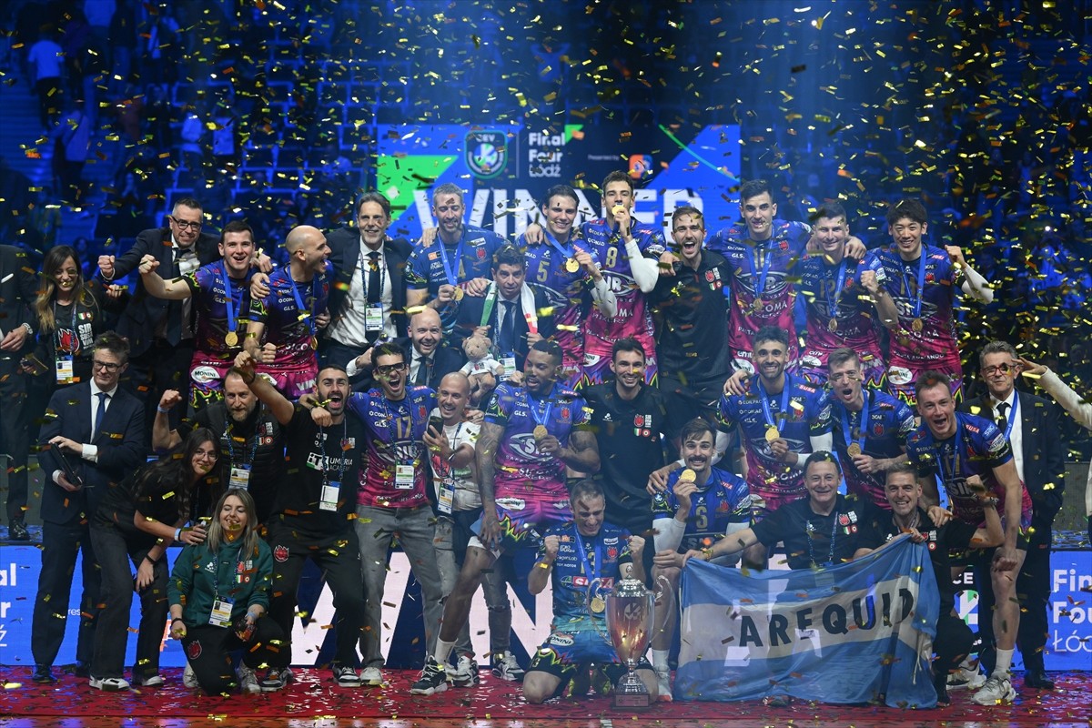 2025 CEV Erkekler Şampiyonlar Ligi'ni kazanan Sir Sicoma Monini Perugia Voleybol Takımı, kupasını...
