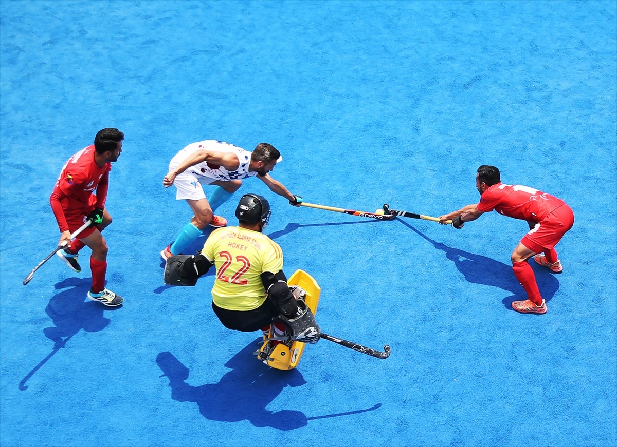 Açık Alan Hokeyi Erkekler Süper Ligi'nin play-off final maçında Nevşehir Belediyespor, Metpack...