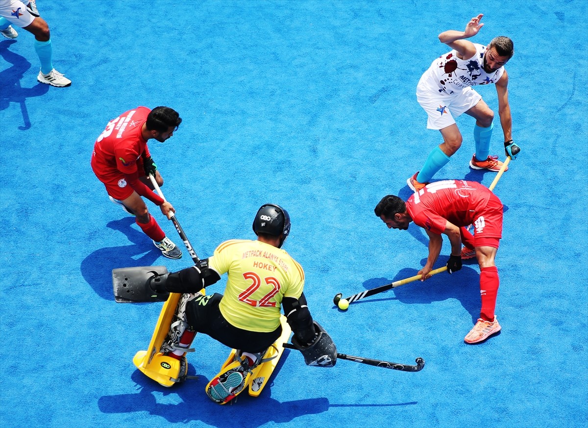 Açık Alan Hokeyi Erkekler Süper Ligi'nin play-off final maçında Nevşehir Belediyespor, Metpack...