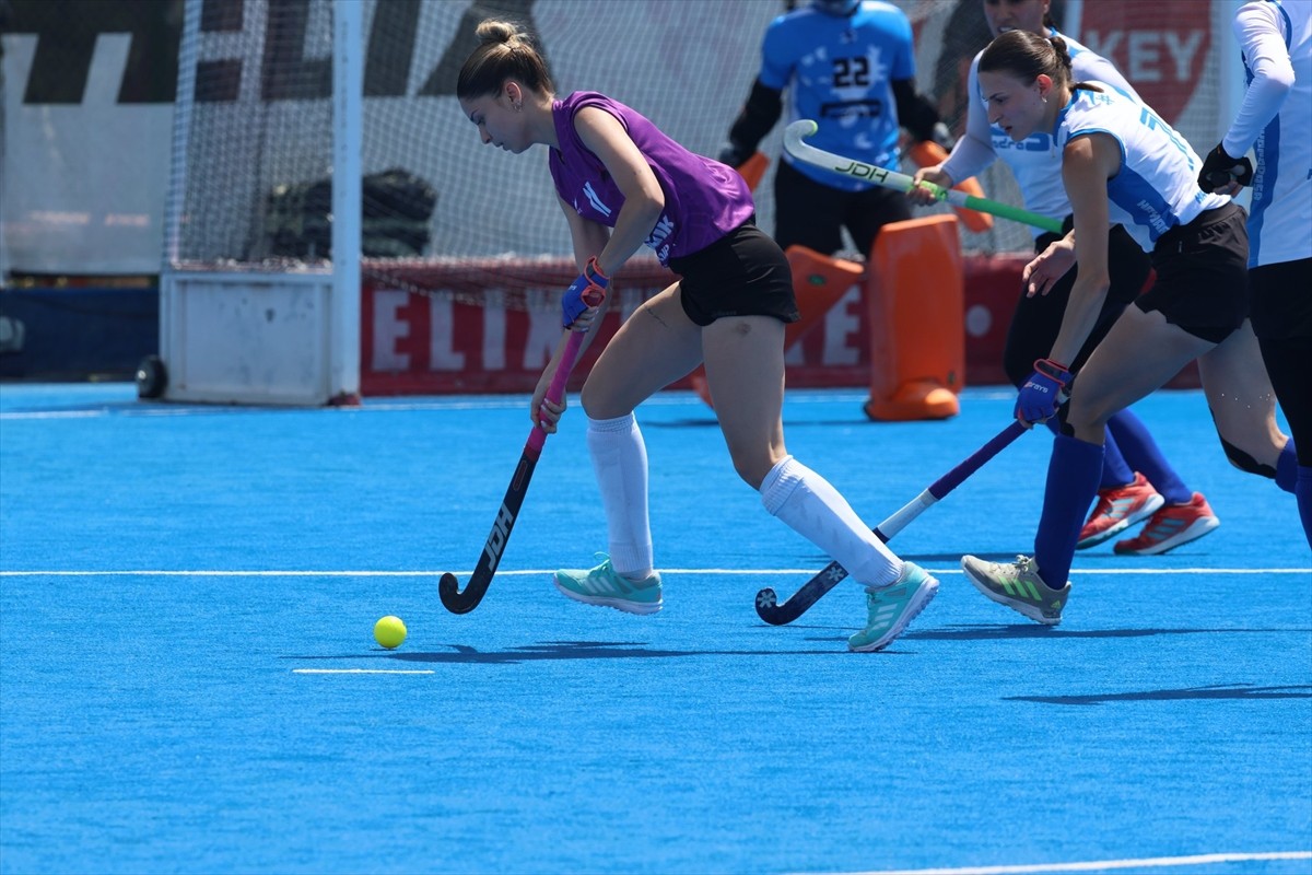 Açık Alan Hokeyi Kadınlar Süper Lig play-off 3'üncülük maçında İstanbul ekibi Haydarpaşa'yı 3-1...