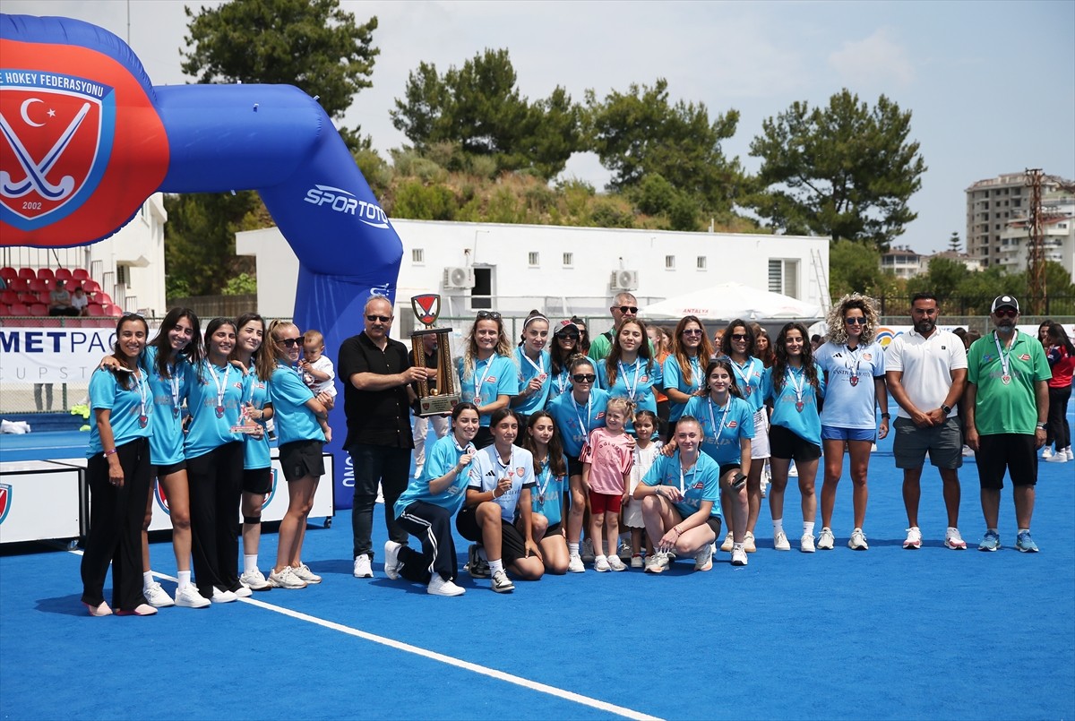 Açık Alan Hokeyi Kadınlar ve Erkekler Süper Ligi'nde şampiyon olan takımlar ile ikinci ve üçüncü...
