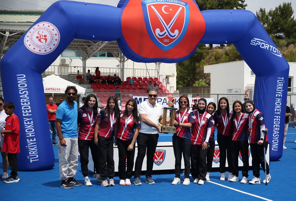 Açık Alan Hokeyi Kadınlar ve Erkekler Süper Ligi'nde şampiyon olan takımlar ile ikinci ve üçüncü...